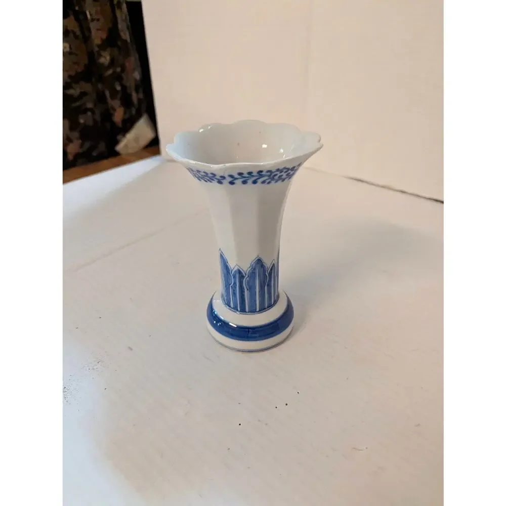 Vintage Blue and White Porcelain Flared Scalloped Trumpet Vase Thailand 6.25